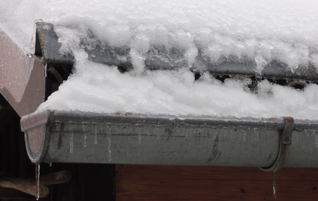 Detalj krova sa snjegobranom koji je u ličkom metropoli postao misaona imenica a nitko više nema ni lopate za kidanje                                                                                                                                     
